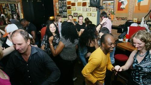 Sonntag, 22 Uhr, in der Buena Vista Bar: Tanzlehrer Michel (2. v. r.) und seine Schüler lassen gemeinsam mit Latinos die Hüften kreisen. Sonntag, 22 Uhr, in der Buena Vista Bar: Tanzlehrer Michel (2. v. r.) und seine Schüler lassen gemeinsam mit Latinos die Hüften kreisen.