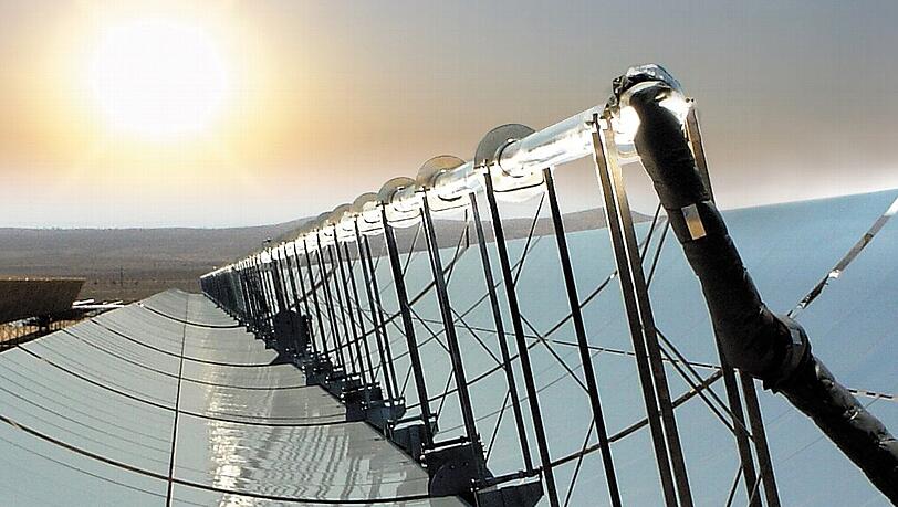 Glühende Landschaften: Ein Parabolspiegel mit in der Mitte plazierten Solarreceivern eines solarthermischen Parabolrinnenkraftwerks - solche Anlagen könnten in NordafrikaStrom erzeugen. Glühende Landschaften: Ein Parabolspiegel mit in der Mitte plazierten Solarreceivern eines solarthermischen Parabolrinnenkraftwerks - solche Anlagen könnten in NordafrikaStrom erzeugen.