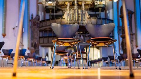 Stühle stehen mit Abstand zueinander in der St. Johanniskirche. Das Osterfest soll nach dem Wunsch von Bund und Ländern möglichst ohne Präsenzgottesdienste stattfinden.