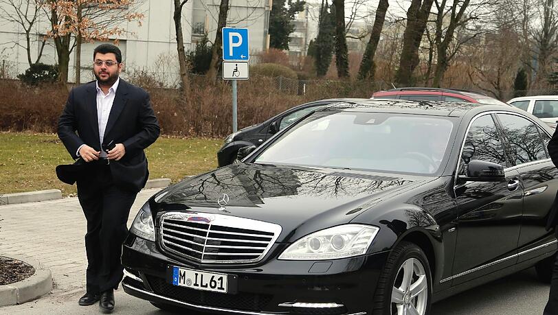 Kommt in der schwarzen Mercedes-S-Klasse: Löwen-Investor Hasan Ismaik an der Grünwalder Straße Kommt in der schwarzen Mercedes-S-Klasse: Löwen-Investor Hasan Ismaik an der Grünwalder Straße