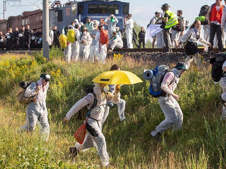 Am Freitag besetzten Aktivisten die Gleise einer Kohle-Transportbahn.