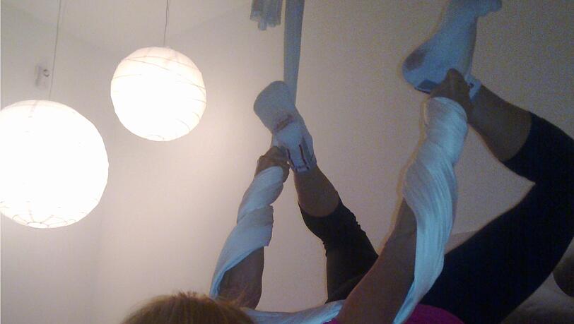AZ-Reporterin Frauke Gerbig beim Aerial Yoga. AZ-Reporterin Frauke Gerbig beim Aerial Yoga.