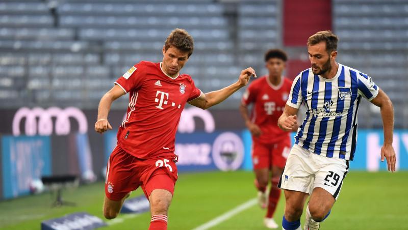 Thomas Müller (l.) kämpft im Spiel gegen Hertha BSC um den Ball. Thomas Müller (l.) kämpft im Spiel gegen Hertha BSC um den Ball.