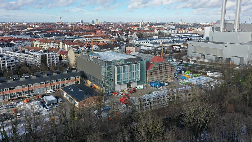 Die fast fertige Interimsphilharmonie in Sendling gegenüber dem Heizkraftwerk Süd. Die fast fertige Interimsphilharmonie in Sendling gegenüber dem Heizkraftwerk Süd.