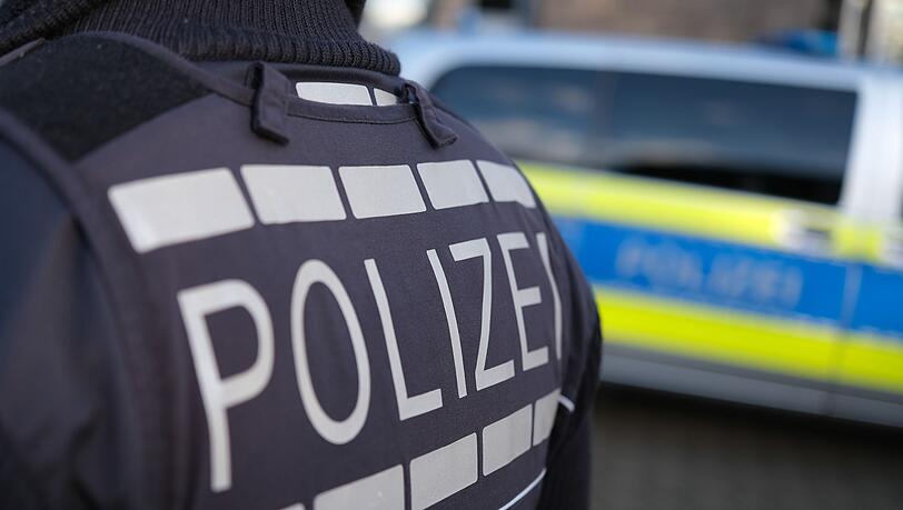 Polizisten nahmen den Verdächtigen an einer Autobahnraststätte fest. (Symbolbild)