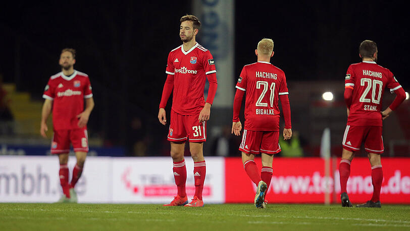 Hängende Köpfe nach der Pleite in Aalen: Die Spieler der SpVgg Unterhaching. Hängende Köpfe nach der Pleite in Aalen: Die Spieler der SpVgg Unterhaching.