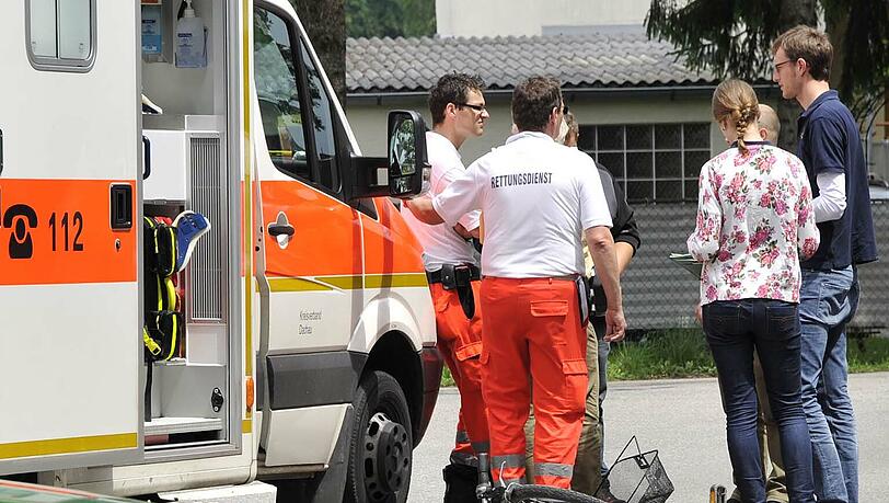 Das Fahrrad liegt auf dem Boden: Ein dramatischer Unfall hat sich auf der Staatsstraße in Richtung Dachau ereignet. Ein Lkw hat eine Radlerin erfasst. Die Frau konnte nicht mehr reanmiert werden. Das Fahrrad liegt auf dem Boden: Ein dramatischer Unfall hat sich auf der Staatsstraße in Richtung Dachau ereignet. Ein Lkw hat eine Radlerin erfasst. Die Frau konnte nicht mehr reanmiert werden.