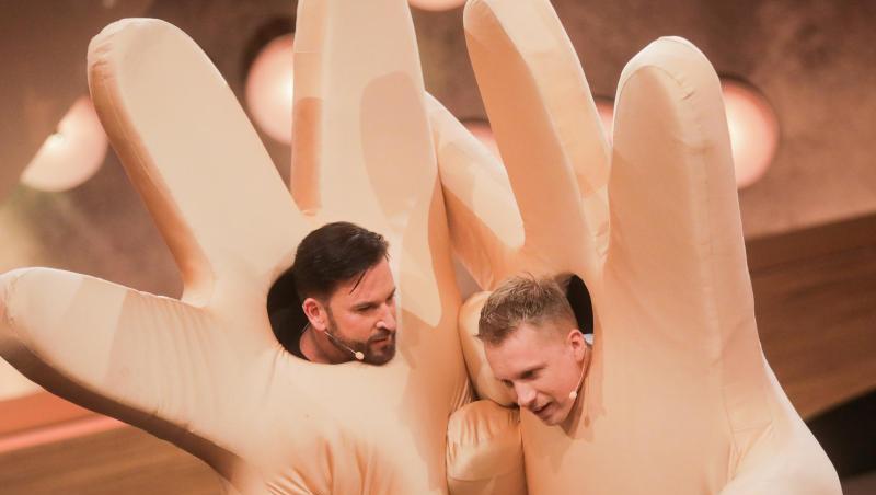 Oliver Pocher (r) und Michael Wendler in der Live-Show "Pocher vs. Wendler - Schluss mit lustig!" bei RTL. Oliver Pocher (r) und Michael Wendler in der Live-Show "Pocher vs. Wendler - Schluss mit lustig!" bei RTL.