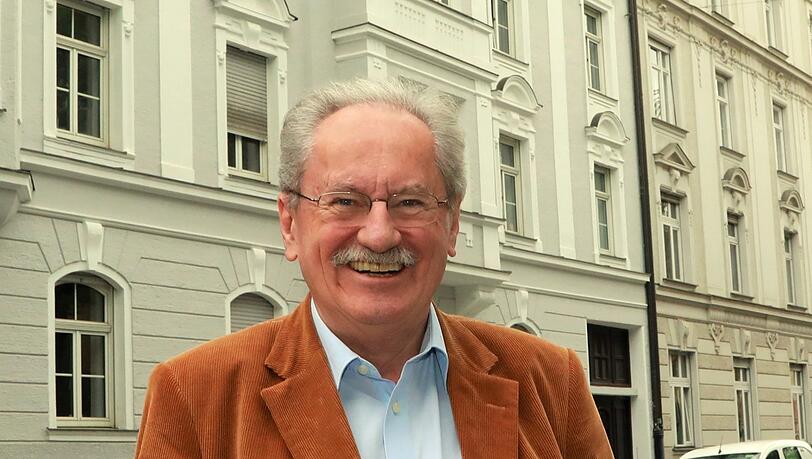 "Die Hochhaus-Frage stellt sich von Stadt zu Stadt anders": Christian Ude in seiner historischen Nachbarschaft in Schwabing. "Die Hochhaus-Frage stellt sich von Stadt zu Stadt anders": Christian Ude in seiner historischen Nachbarschaft in Schwabing.