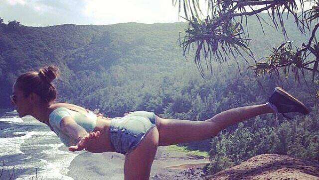 Jessica Michibata macht ihre Yoga-Übungen vor einer Traum-Kulisse. Jessica Michibata macht ihre Yoga-Übungen vor einer Traum-Kulisse.