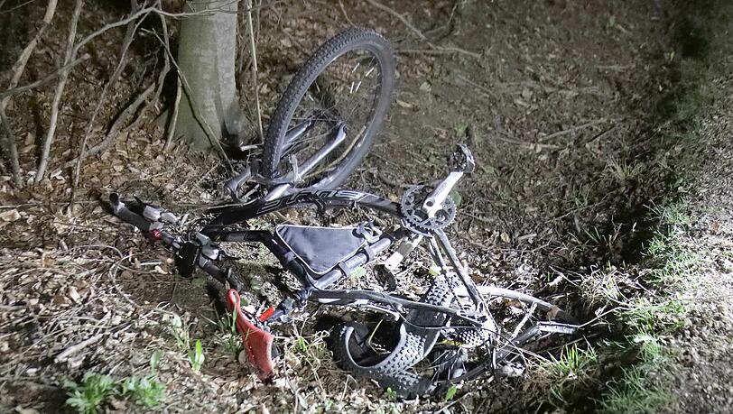 Der schwer verletzte 55-jährige Radfahrer kam mit einem Rettungshubschrauber in ein Münchner Klinikum. Der schwer verletzte 55-jährige Radfahrer kam mit einem Rettungshubschrauber in ein Münchner Klinikum.