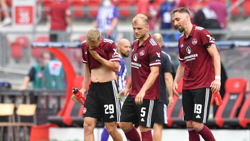 Tim Handwerker, Johannes Geis und Florian Hübner (l-r) gehen vom Platz. Tim Handwerker, Johannes Geis und Florian Hübner (l-r) gehen vom Platz.