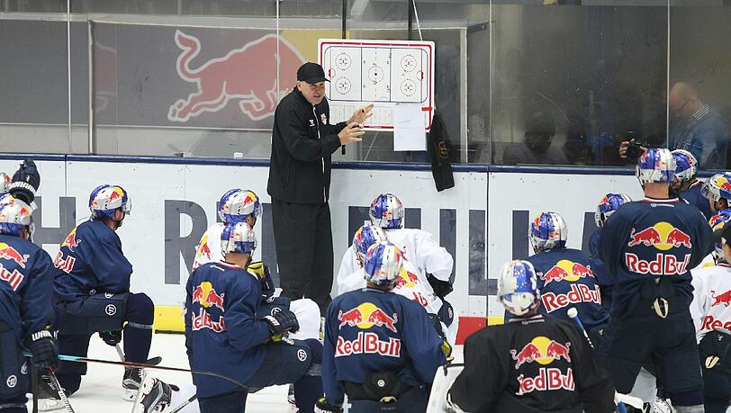 Taktikschulung des Meistermachers: Trainer Don Jackson und sein EHC Red Bull München, der am Freitag in die neue Saison startet. Taktikschulung des Meistermachers: Trainer Don Jackson und sein EHC Red Bull München, der am Freitag in die neue Saison startet.