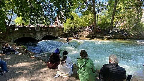 Am Eisbach gibt's wieder was zu schauen. Am Eisbach gibt's wieder was zu schauen.