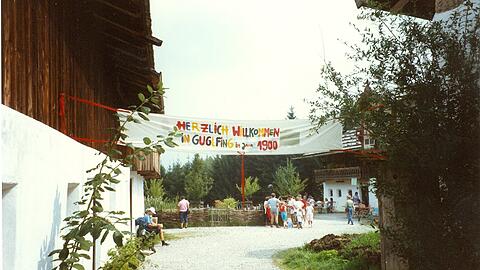 "Herzlich willkommen in Guglfing im Jahr 1900" steht auf dem Banner aus den 80er Jahren. In diesem Jahr wird das Freilichtmuseum Glentleiten 50 Jahre alt und belebt das alte Guglfing-Ferienprogramm. "Herzlich willkommen in Guglfing im Jahr 1900" steht auf dem Banner aus den 80er Jahren. In diesem Jahr wird das Freilichtmuseum Glentleiten 50 Jahre alt und belebt das alte Guglfing-Ferienprogramm.
