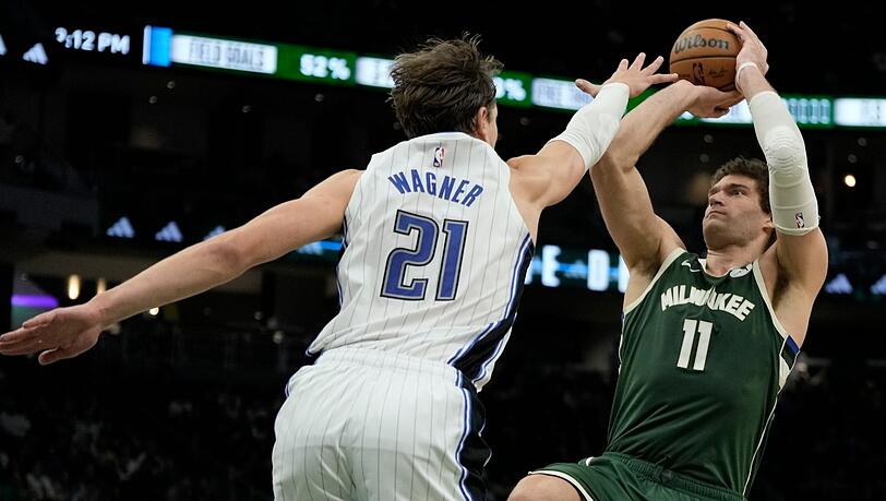 Moritz Wagner von den Orlando Magic versucht Brook Lopez von den Milwaukee Bucks zu blocken. Moritz Wagner von den Orlando Magic versucht Brook Lopez von den Milwaukee Bucks zu blocken.