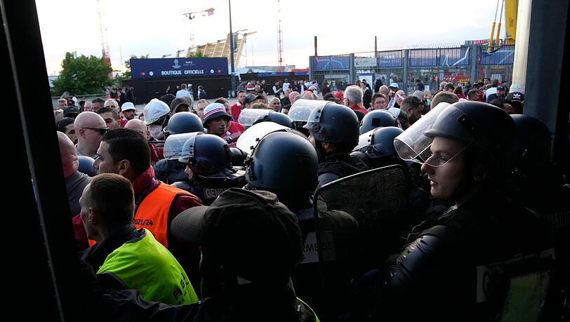Vor dem Stadion in Paris spielten sich chaotische Szenen ab. Vor dem Stadion in Paris spielten sich chaotische Szenen ab.
