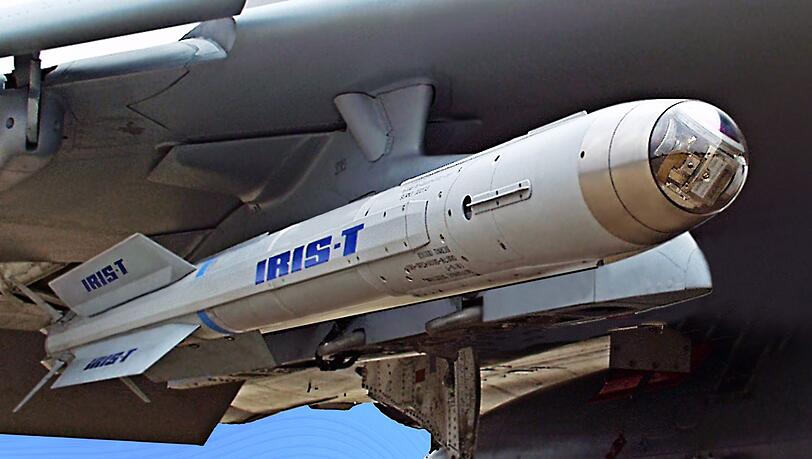 Ein Lenkflugkörper des Systems IRIS-T unter einem Trägerflugzeug. Iris-T kann mit einer Abschussanlage auch vom Boden aus zum Einsatz kommen.