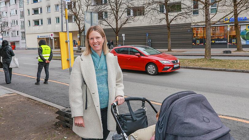 Ida Fløgstade (41) will den Ersatzbus zum Harras nehmen, um ihr Kind in die Kita zu bringen. Sie überlegt noch, in Zukunft lieber zu laufen. Ida Fløgstade (41) will den Ersatzbus zum Harras nehmen, um ihr Kind in die Kita zu bringen. Sie überlegt noch, in Zukunft lieber zu laufen.