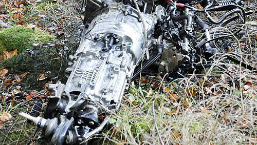 Der Motor des BMW liegt samt Schalthebel und Getriebe neben dem Autowrack. So heftig war der Aufprall Der Motor des BMW liegt samt Schalthebel und Getriebe neben dem Autowrack. So heftig war der Aufprall