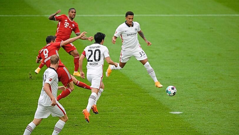 Das 1:0! Lewandowski schießt nach Coman-Vorlage mit dem etwas schwächeren linken Fuß ein. Das 1:0! Lewandowski schießt nach Coman-Vorlage mit dem etwas schwächeren linken Fuß ein.