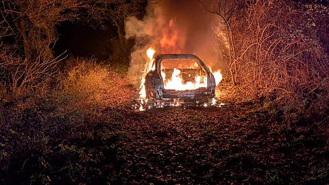 Ein Audi hat im Landkreis Landshut gebrannt. Sechs Stunden waren die Feuerwehrleute am Einsatzort beschäftigt. Ein Audi hat im Landkreis Landshut gebrannt. Sechs Stunden waren die Feuerwehrleute am Einsatzort beschäftigt.