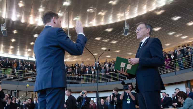 Ministerpräsident Michael Kretschmer (CDU, l) schwört seinen Amtseid bei der Vereidigung in der Sitzung des sächsischen Landtags neben Matthias Rößler (CDU), Landtagspräsident. Ministerpräsident Michael Kretschmer (CDU, l) schwört seinen Amtseid bei der Vereidigung in der Sitzung des sächsischen Landtags neben Matthias Rößler (CDU), Landtagspräsident.