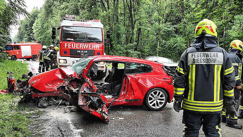 Trümmerfeld auf der Straße: Bilder vom Verkehrsunfall auf der B306 bei Siegsdorf. Trümmerfeld auf der Straße: Bilder vom Verkehrsunfall auf der B306 bei Siegsdorf.