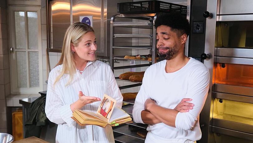 "Unter uns": Cecilia ist entschlossen, gemeinsam mit Theo das Traditionsrezept zu rekonstruieren. "Unter uns": Cecilia ist entschlossen, gemeinsam mit Theo das Traditionsrezept zu rekonstruieren.