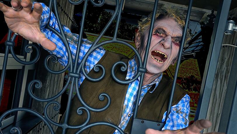 Der ehemalige Fußballspieler Klaus Augenthaler ist großer Halloween-Fan. Das beweist er jetzt verkleidet als Zombie im "Bayern-Park". Der ehemalige Fußballspieler Klaus Augenthaler ist großer Halloween-Fan. Das beweist er jetzt verkleidet als Zombie im "Bayern-Park".