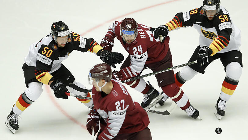 Die DEB-Spieler Patrick Hager (l) und Markus Eisenschmid (r) versuchen an den Puck zu kommen. Die DEB-Spieler Patrick Hager (l) und Markus Eisenschmid (r) versuchen an den Puck zu kommen.