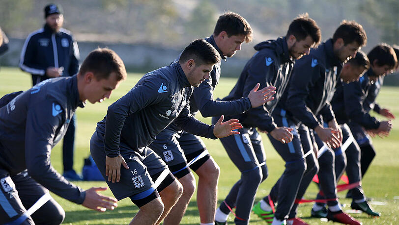 Sie rackerten und ackerten: Unter den kritischen Blicken ihres Trainers Vitor Pereira waren die Löwen-Profis auch am Samstag voll bei der Sache. Simon und Ribamar schnüren im Trainingslager in Troia immer noch ein Extra-Päckchen. Sie rackerten und ackerten: Unter den kritischen Blicken ihres Trainers Vitor Pereira waren die Löwen-Profis auch am Samstag voll bei der Sache. Simon und Ribamar schnüren im Trainingslager in Troia immer noch ein Extra-Päckchen.
