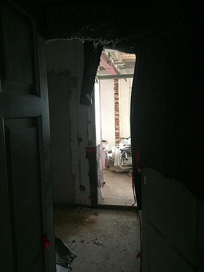 Unbewohnbar: Eine Wohnung im Künstlerhaus. Unbewohnbar: Eine Wohnung im Künstlerhaus.