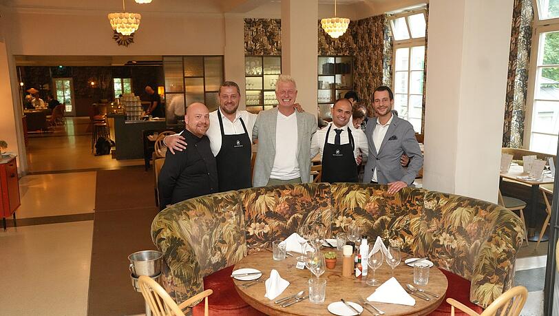 Laden zur Ess-Klasse ins Café Reitschule: Chef Klaus Pfeiffer (Mitte) mit (v. l.) Markus Keinz, Alen Vukcevic, Milos Kitic und Florian Güttler. Laden zur Ess-Klasse ins Café Reitschule: Chef Klaus Pfeiffer (Mitte) mit (v. l.) Markus Keinz, Alen Vukcevic, Milos Kitic und Florian Güttler.