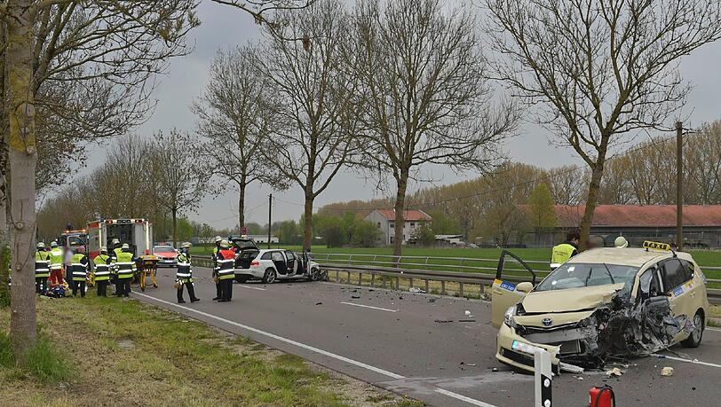 Bei einem Unfall auf der Freisinger Landstraße nahe der Stadtgrenze kollidierten ein Taxler und ein Privat-Pkw. Bei einem Unfall auf der Freisinger Landstraße nahe der Stadtgrenze kollidierten ein Taxler und ein Privat-Pkw.