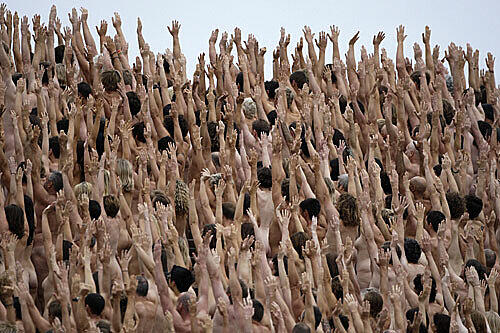 Sie folgten einem Aufruf des US-Fotografen Spencer Tunick, der mit seinen Installationen nackter Menschen an öffentlichen Plätzen bekannt geworden ist.