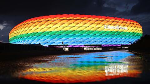 Glanz in Regenbogenfarben: Passend zum Christopher Street Day leuchtet die Münchner Arena am Samstag bunt. Glanz in Regenbogenfarben: Passend zum Christopher Street Day leuchtet die Münchner Arena am Samstag bunt.