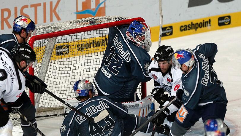 Heiße Szene vor dem Tor von EHC-Keeper Jochen Reimer Heiße Szene vor dem Tor von EHC-Keeper Jochen Reimer