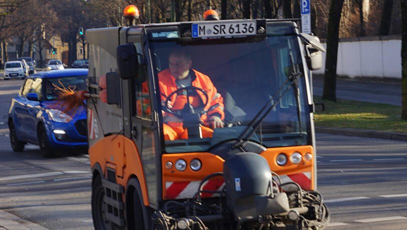 Eine Kehrmaschine im Einsatz am Neujahrsmorgen. Eine Kehrmaschine im Einsatz am Neujahrsmorgen.