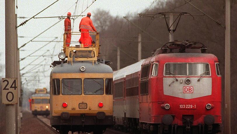 Mit einem Turmtriebwagen (l) will die Bahn die Störung beseiten. (Symbolbild). Mit einem Turmtriebwagen (l) will die Bahn die Störung beseiten. (Symbolbild).