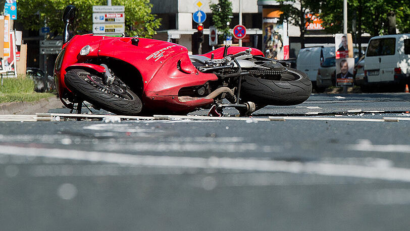 Motorrad-Unfall in Hannover. Mit den warmen Temperaturen kommt die Motorradsaison und mit dieser steigt die Anzahl der verunglückten Biker. Foto: Julian Stratenschulte/Archiv Motorrad-Unfall in Hannover. Mit den warmen Temperaturen kommt die Motorradsaison und mit dieser steigt die Anzahl der verunglückten Biker. Foto: Julian Stratenschulte/Archiv