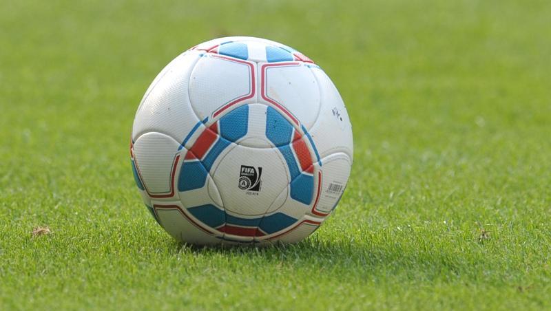 Ein Fußball liegt auf einem Spielfeld. Foto: picture alliance / dpa/Symbolbild Ein Fußball liegt auf einem Spielfeld. Foto: picture alliance / dpa/Symbolbild