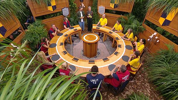 Bei der Ekel-Prüfung "Unfair-Rätern" sitzen die zwölf Promis an einem runden Tisch Bei der Ekel-Prüfung "Unfair-Rätern" sitzen die zwölf Promis an einem runden Tisch