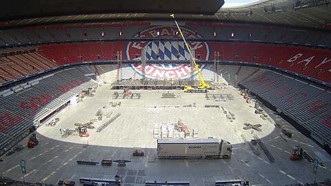 Bei den Vorbereitungen auf die Konzerte von Linkin Park ist in der Allianz Arena unter anderem ein riesiger Kran im Einsatz. Bei den Vorbereitungen auf die Konzerte von Linkin Park ist in der Allianz Arena unter anderem ein riesiger Kran im Einsatz.