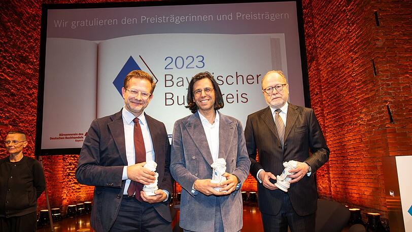 Florian Illies (links), Deniz Utlu und Jan Philipp Reemtsma mit dem Bayerischen Buchpreis. Florian Illies (links), Deniz Utlu und Jan Philipp Reemtsma mit dem Bayerischen Buchpreis.