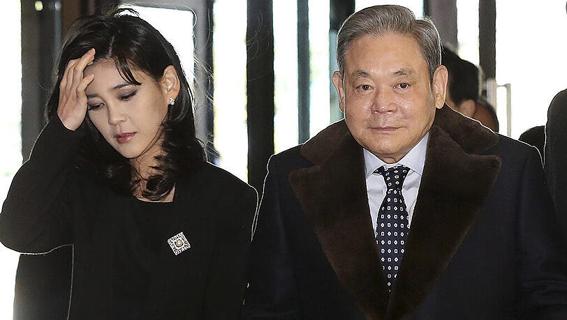 Die Schöne und das Phantom: Samsung-Boss Lee Kun-hee liegt seit 2014 im Krankenhaus, Tochter Boo-jin sorgt mit ihrer Scheidung für Wirbel. Die Schöne und das Phantom: Samsung-Boss Lee Kun-hee liegt seit 2014 im Krankenhaus, Tochter Boo-jin sorgt mit ihrer Scheidung für Wirbel.
