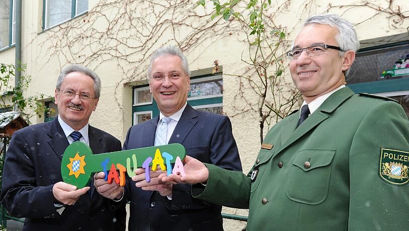 Muenchens Oberbuergermeister Christian Ude (SPD, v.l.), der bayerische Innenminister Joachim Herrmann (CSU) und Muenchens Polizeipraesident Wilhelm Schmidbauer posieren am Montag in Muenchen mit einem symbolischen Schluessel vor der ersten polizeilichen Kindertagesstaette, "Tatu Tata". Muenchens Oberbuergermeister Christian Ude (SPD, v.l.), der bayerische Innenminister Joachim Herrmann (CSU) und Muenchens Polizeipraesident Wilhelm Schmidbauer posieren am Montag in Muenchen mit einem symbolischen Schluessel vor der ersten polizeilichen Kindertagesstaette, "Tatu Tata".