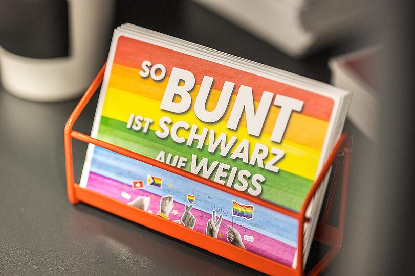 So bunt ist schwarz auf weiß. Diese Aussage prägt auch unsere offene und liberale Firmenkultur. So bunt ist schwarz auf weiß. Diese Aussage prägt auch unsere offene und liberale Firmenkultur.