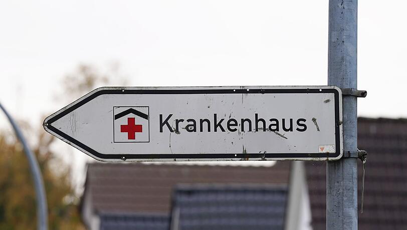 Ein Hinweisschild mit der Aufschrift "Krankenhaus" weist den Weg zur Klinik. Ein Hinweisschild mit der Aufschrift "Krankenhaus" weist den Weg zur Klinik.