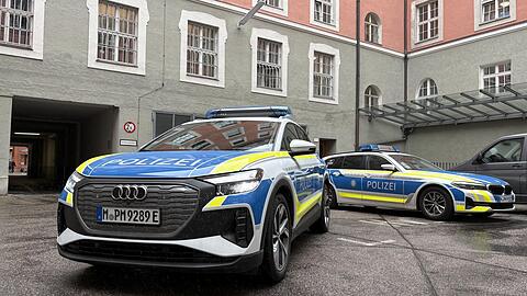 Der Testwagen vom Typ Audi Q4 E-tron steht im Hof des Polizeipräsidiums für den Einsatz bereit. Der E-Audi wird als Dienstfahrzeug für den HvD, einen Beamten der Führungsebene, verwendet. Der Testwagen vom Typ Audi Q4 E-tron steht im Hof des Polizeipräsidiums für den Einsatz bereit. Der E-Audi wird als Dienstfahrzeug für den HvD, einen Beamten der Führungsebene, verwendet.